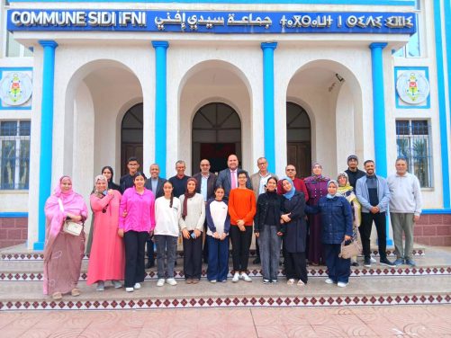 رشيد البطاح يجتمع بوفد  تلاميدالثانوية التأهيليةمولاي إدريس بسيدي افني المتوجه إلى فرنسا لحضور الأيام الثقافية والتربوية