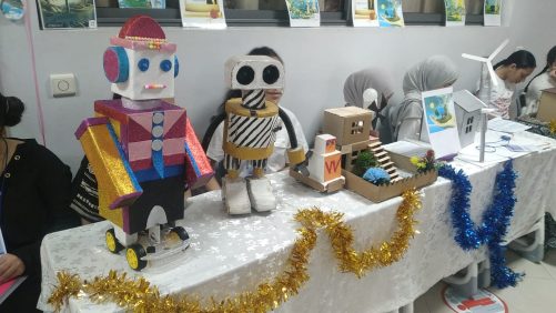 بالصور تلاميد مؤسسة رحاب العلم باكادير يتالقون بالمعرض العلمي للمؤسسة