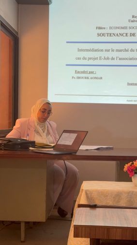 الطالبة آسيا زايد، تناقش رسالة الماستر بجامعة القاضي عياض بمراكش، والتي حملت عنوان  الوساطة في سوق الشغل: دراسة حالة مشروع E-Job التابع لجمعية خدمتي بأكادير”
